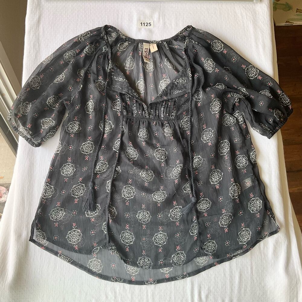 Mudd Women’s Elbow Sleeve V-neck Sheer Floral Blouse size S, Black & White